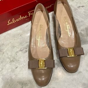 Salvatore Ferragamo Classic Bow Shoes - Taupe